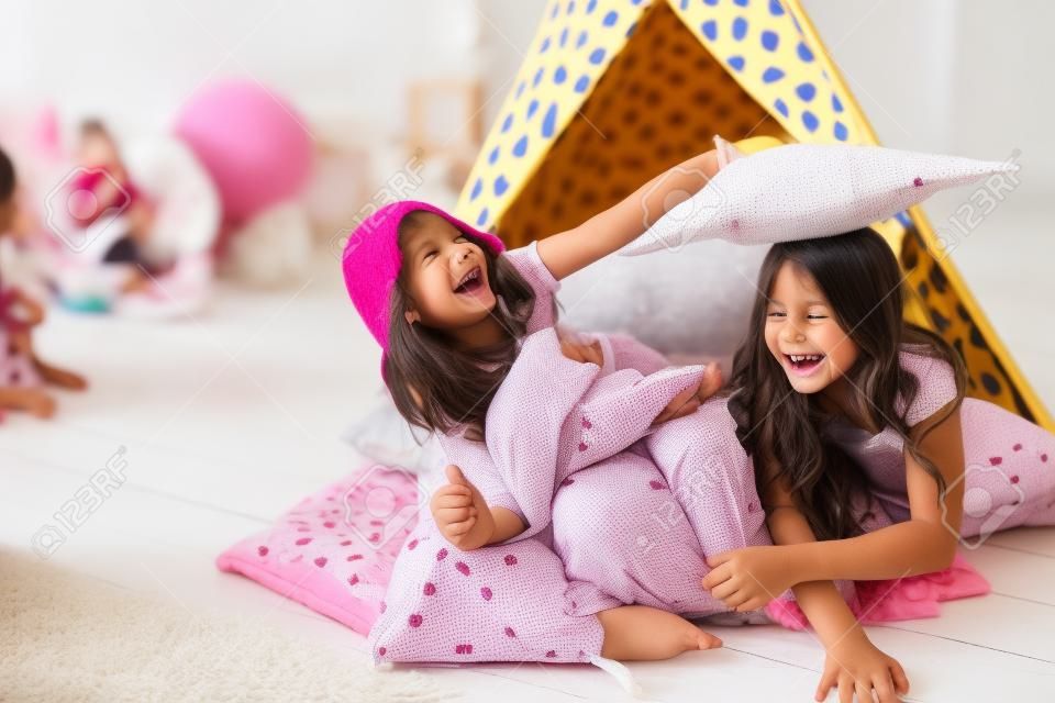 Soirée Pyjama Pour Les Enfants. Filles S'amusant Tipi House. Loisirs De  Fille. Des Sœurs Partagent