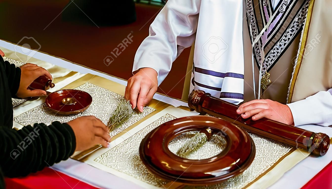 ユダヤ人の男が所帯持ち mitzvah エルサレムを服の儀式に身を包んだ