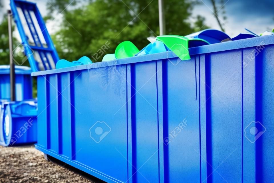 Blu cassonetto, riciclare i rifiuti del contenitore per il riciclaggio dei rifiuti su ecologia e ambiente Messa a fuoco selettiva