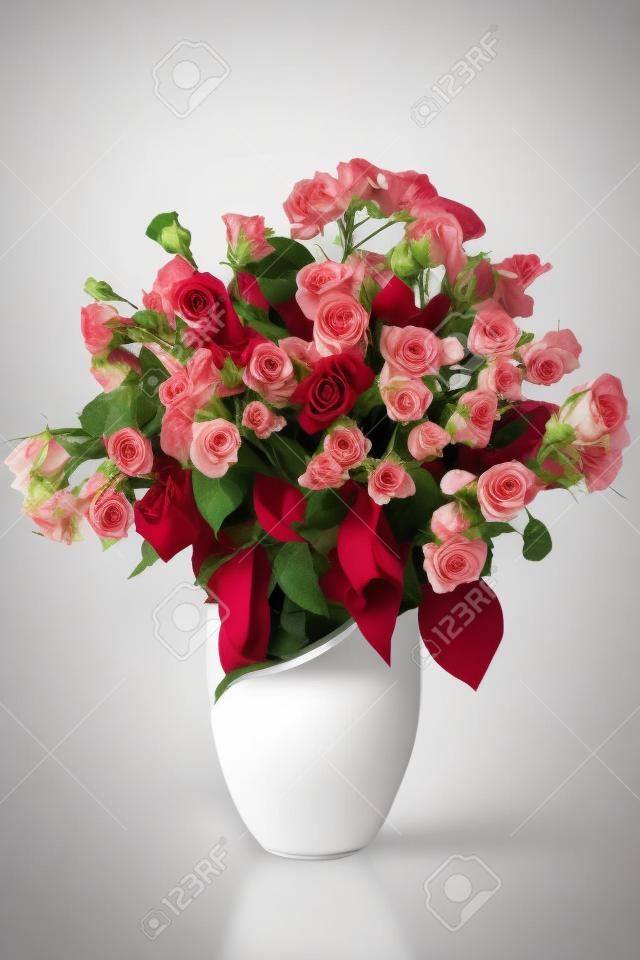Bouquet rose in vaso, isolato su sfondo bianco