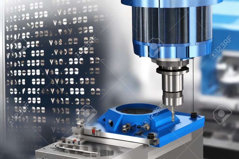 El centro de mecanizado CNC con antecedentes de datos de código G. La fresadora CNC corta las piezas del molde.