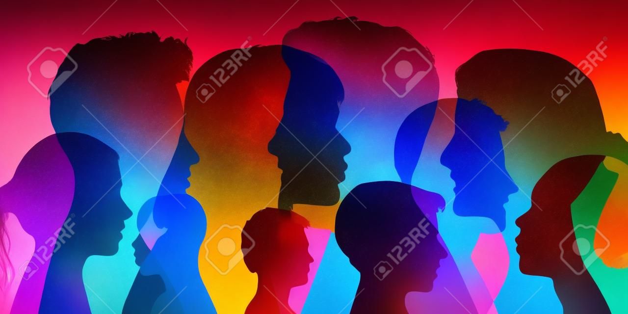 Concepto de juventud, con siluetas de colores que muestran diferentes perfiles de adolescentes de ambos sexos.