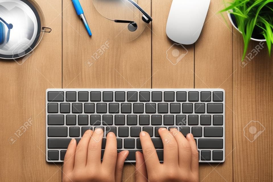 Scrivania con tastiera, occhiali da vista, mouse e penna. Vista dall'alto con lo spazio della copia.
