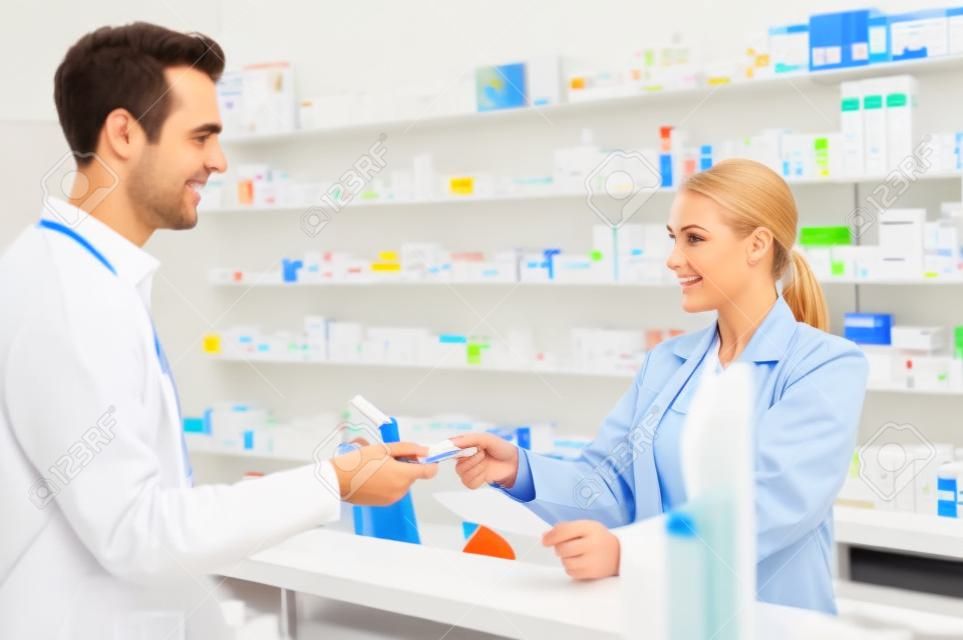 Pharmacien et le client à la pharmacie