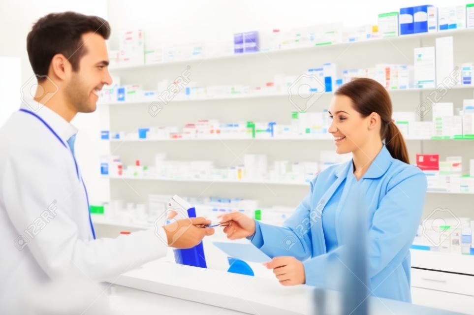 Pharmacien et le client à la pharmacie