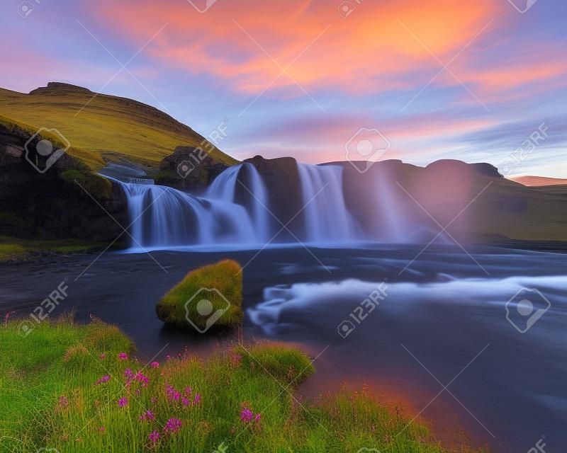Vue fantastique sur la cascade Kirkjufellsfoss près de la montagne Kirkjufell au coucher du soleil. Lieu: Kirkjufellsfoss, Grundarfjordurn, Islande, Europe