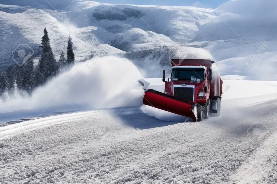 Sneeuwploeg truck clearing weg na whiteout winter sneeuwstorm sneeuwstorm voor voertuig toegang