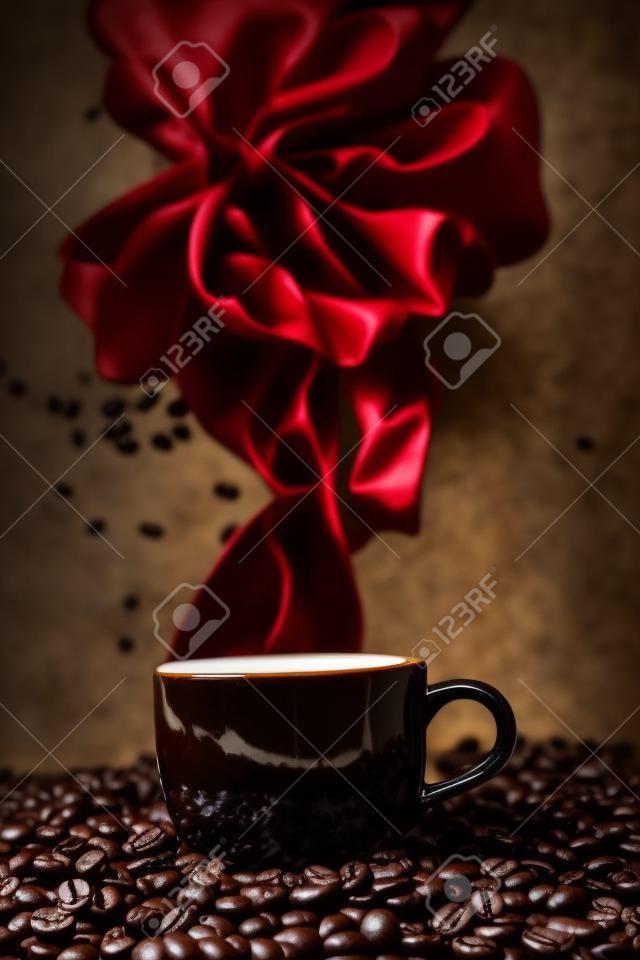 볶은 커피 콩에 따뜻한 검정색 커피 잔의 정물화