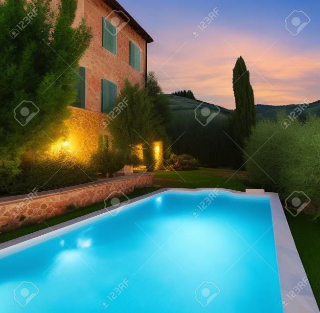 Zewnętrzna część włoskiej willi w toskanii z basenem. widok zachodu słońca, romantyczna sceneria. nikogo w środku.