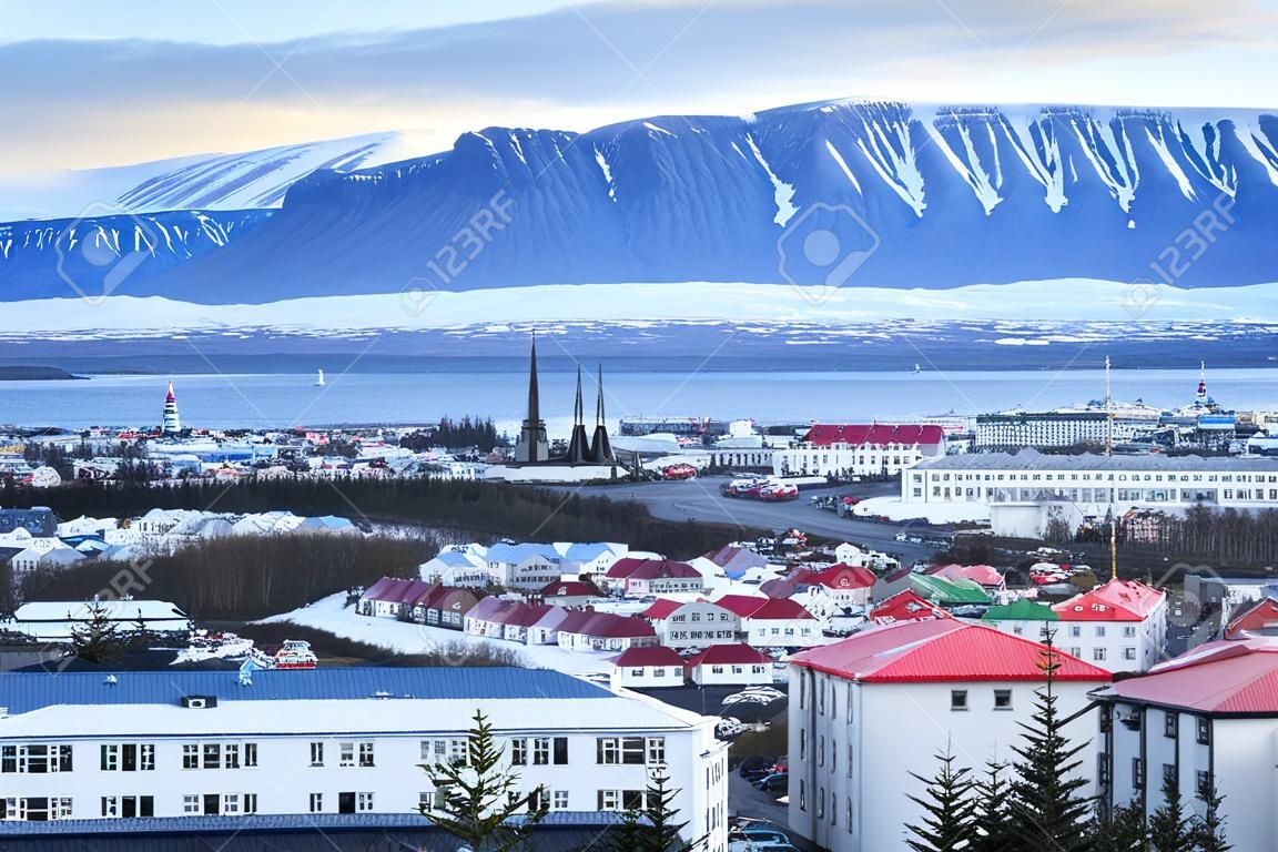 Bela vista aérea da cidade de Reykjavik, Islândia. com porto e montanhas do horizonte, visto do Perlan The Pearl