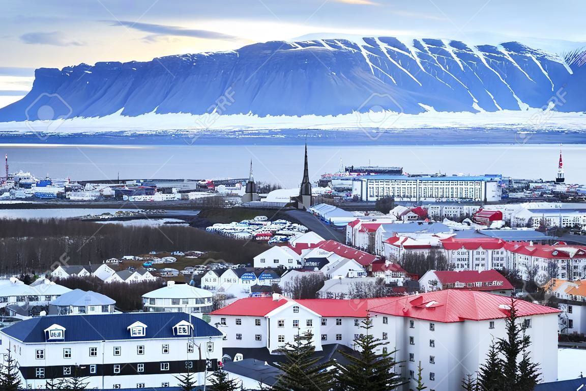 アイスランド レイキャビク市の美しい眺め.ペルトラン、パールから見た港とスカイラインの山々