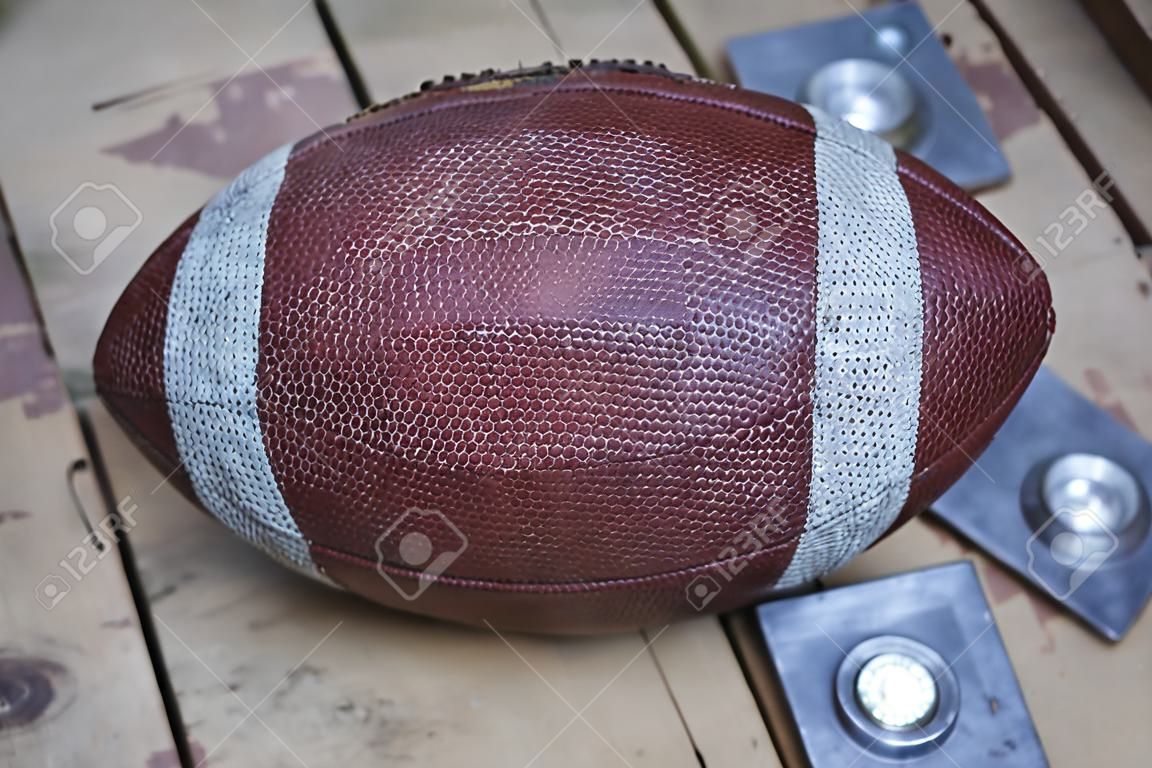 Detalle de una pelota de fútbol vintage con todos los signos del tiempo y el desgaste.