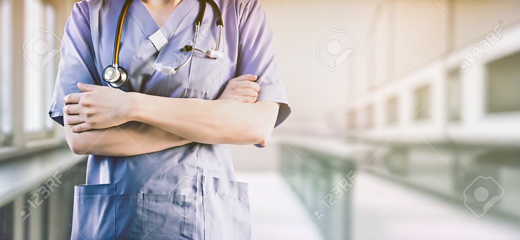 Deux membres du personnel hospitalier - chirurgien, médecin ou infirmière debout avec les bras croisés à l'hôpital. Soins médicaux et service médical.