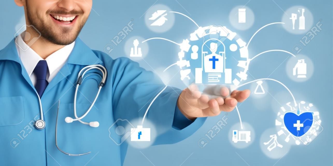 Concepto de atención médica: médico en el hospital con íconos médicos digitales, pancarta gráfica que muestra el símbolo de la medicina, personas de atención médica, red de servicios de emergencia, datos médicos de la salud del paciente.