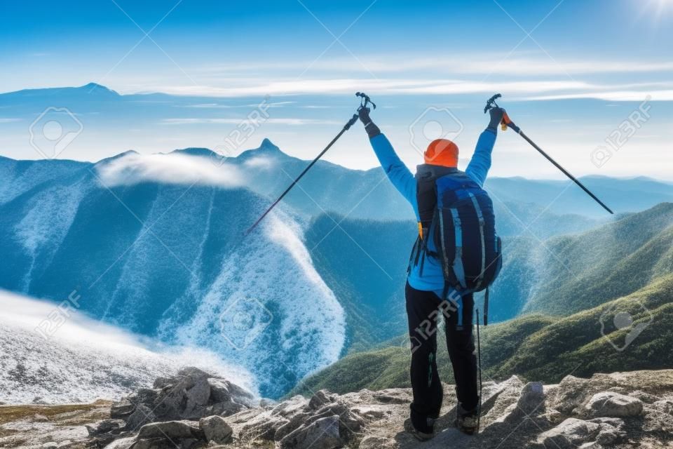 등산객의 장대한 모험은 일본 나가노, 일본 북부 알프스의 산에서 트레킹 활동을 하며 탁 트인 자연 산맥 풍경이 있습니다. 동기 부여 레저 스포츠 및 발견 여행 개념.