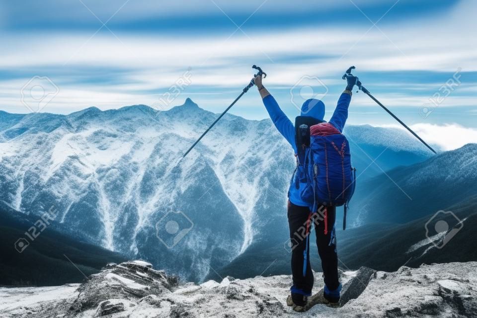 Episches Abenteuer des Wanderers machen Trekking-Aktivitäten im Berg der Nordjapanischen Alpen, Nagano, Japan, mit Panorama-Naturlandschaft Motivation Freizeitsport und Entdeckungsreisekonzept.