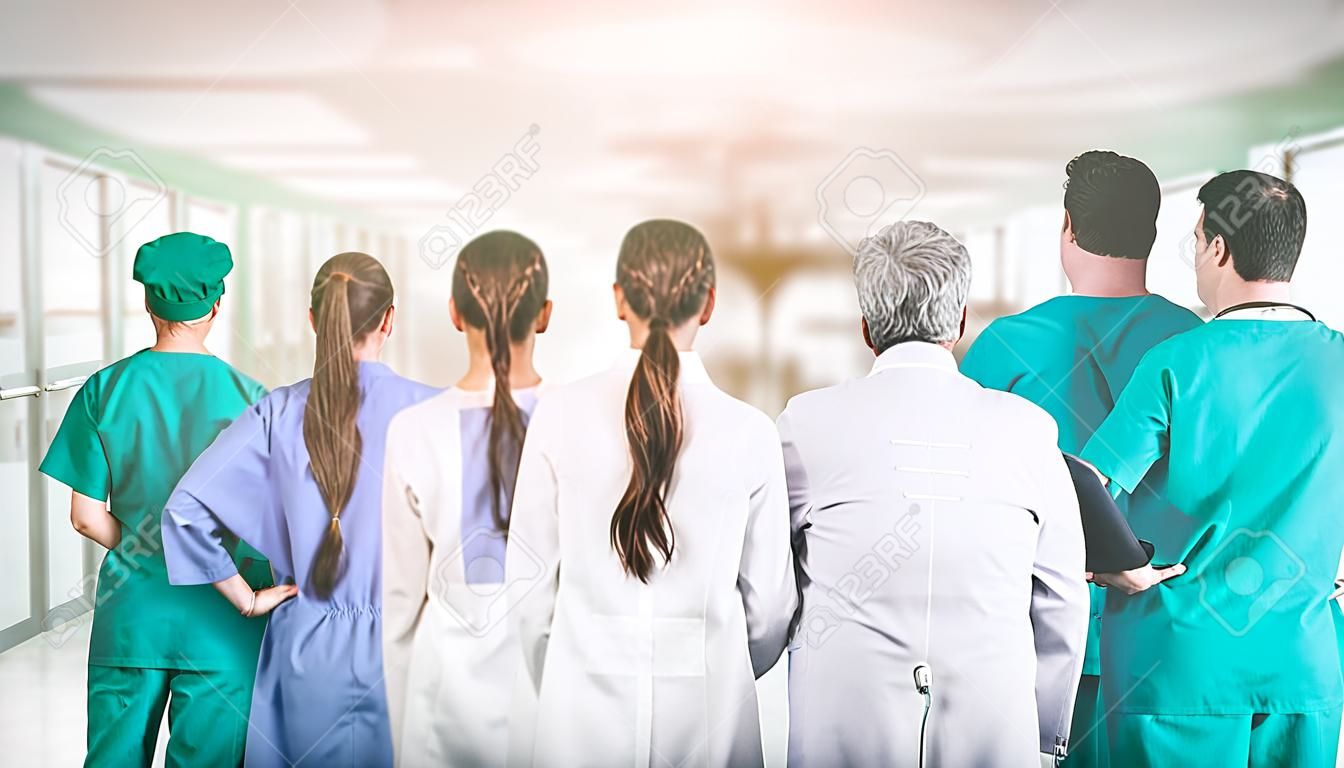 Koncepcja pracy zespołowej i obsługi lekarza w służbie zdrowia - międzynarodowa grupa personelu medycznego składająca się z lekarzy, pielęgniarek i specjalistów chirurgów stojących ze stetoskopami w szpitalu.