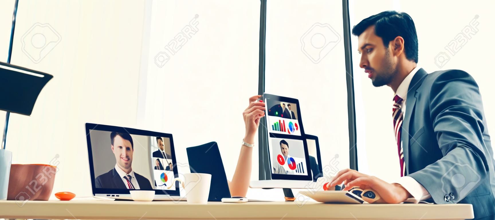 Video call groep zakelijke mensen vergadering op virtuele werkplek of op afstand kantoor. Telework conferentie call met behulp van slimme video-technologie om te communiceren collega in professionele zakelijke.