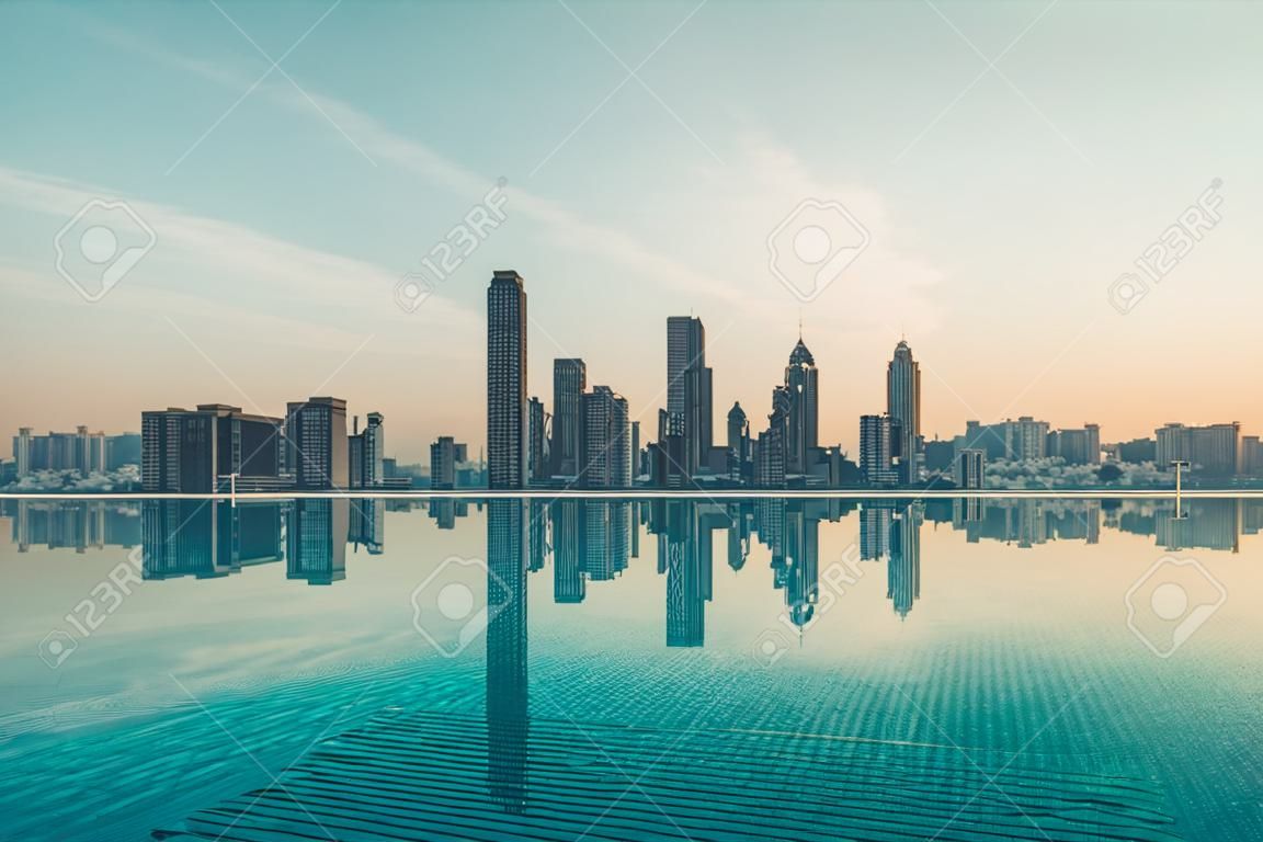이른 아침에 물이 반사되는 대도시의 도시 풍경과 고층 건물