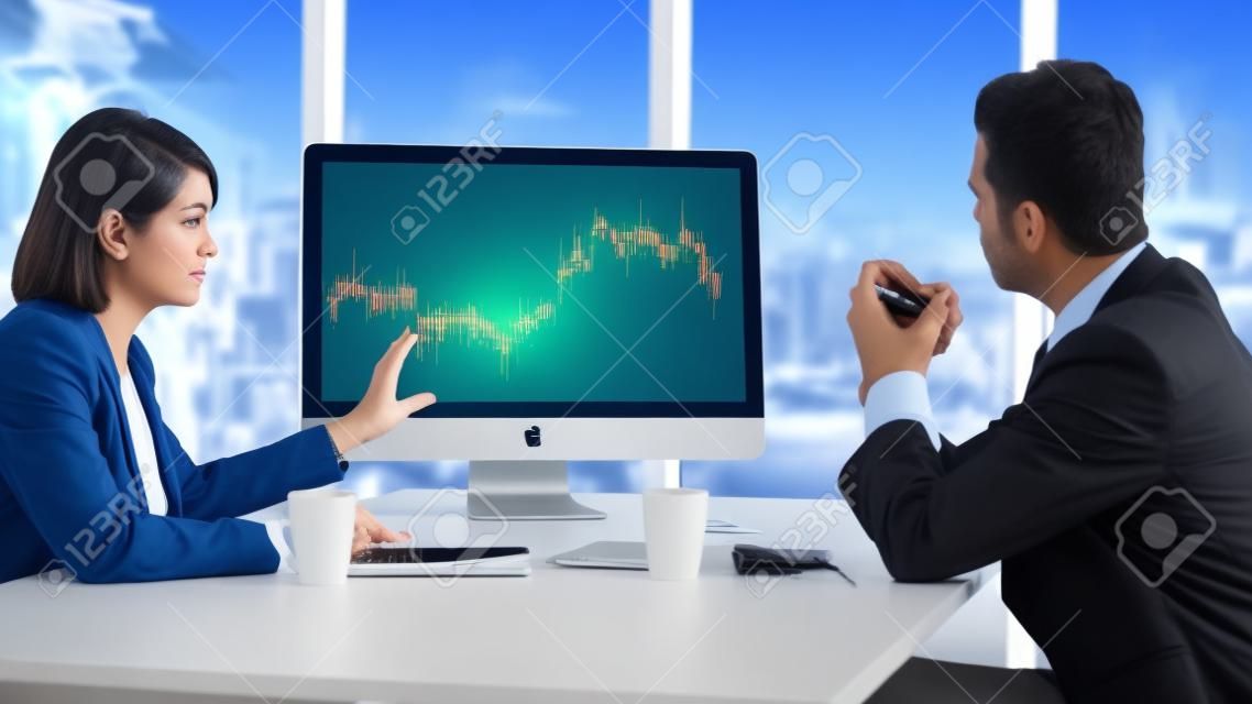 Analyse graphique des données boursières par un logiciel ingénieux. L'application d'investissement affiche le graphique boursier sur l'écran de l'ordinateur et conseille la décision de négociation.