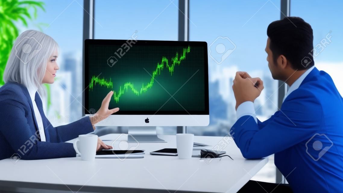 Analyse graphique des données boursières par un logiciel ingénieux. L'application d'investissement affiche le graphique boursier sur l'écran de l'ordinateur et conseille la décision de négociation.