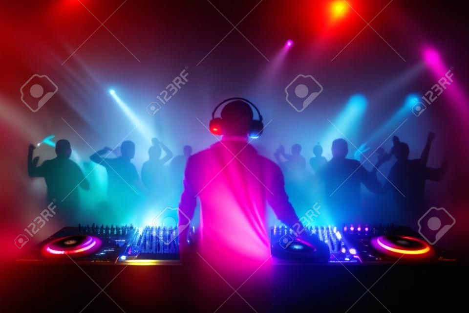 DJ Tocando E Misturando Música Na Festa Noturna À Noite. EDM Dance