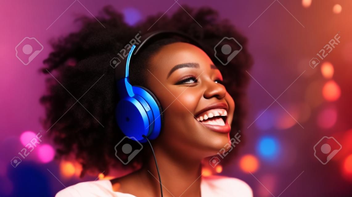 Szczere ujęcie podekscytowanej młodej afrykańskiej kobiety na imprezie ze słuchawkami, pięknym generatywnym ai aig32