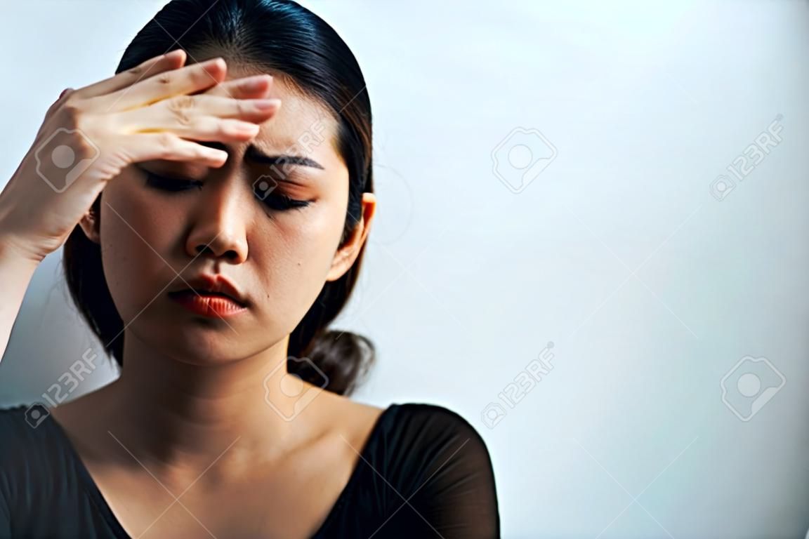 Une jeune femme asiatique déprimée ayant un problème de santé mentale à l'esprit a besoin d'un traitement extrême contre la fatigue excessive, la pensée perturbatrice, l'anxiété dissociale et d'autres troubles de santé mentale
