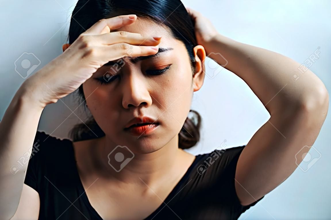 Depressieve jonge Aziatische vrouw met een geestelijk gezondheidsprobleem in gedachten heeft de uiterste behandeling nodig van overdenkende vermoeidheid, ontwrichtende gedachten, dissociale angst en andere psychische stoornissen