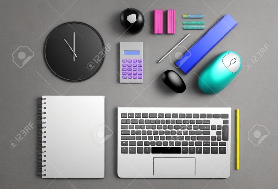 Blat biurka z projektem artykułów papierniczych, w tym ołówkami, klawiaturą kalkulatora i myszą komputerową