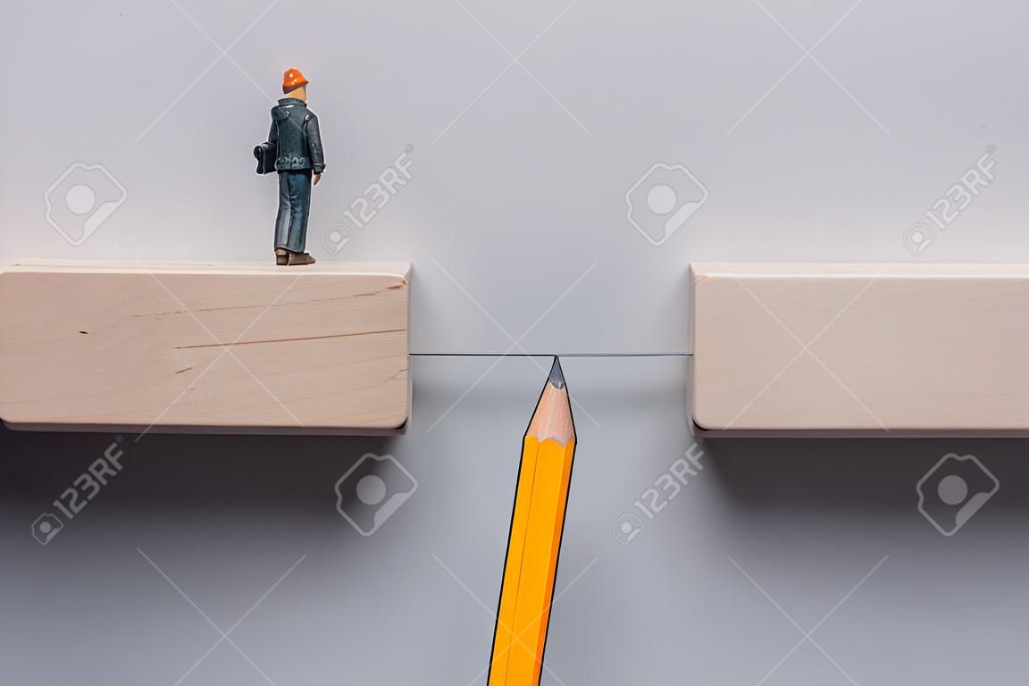 Bleistiftskizze, die die Lücke zwischen Holzblöcken überbrückt, damit die weibliche Miniaturfigur sie überqueren kann