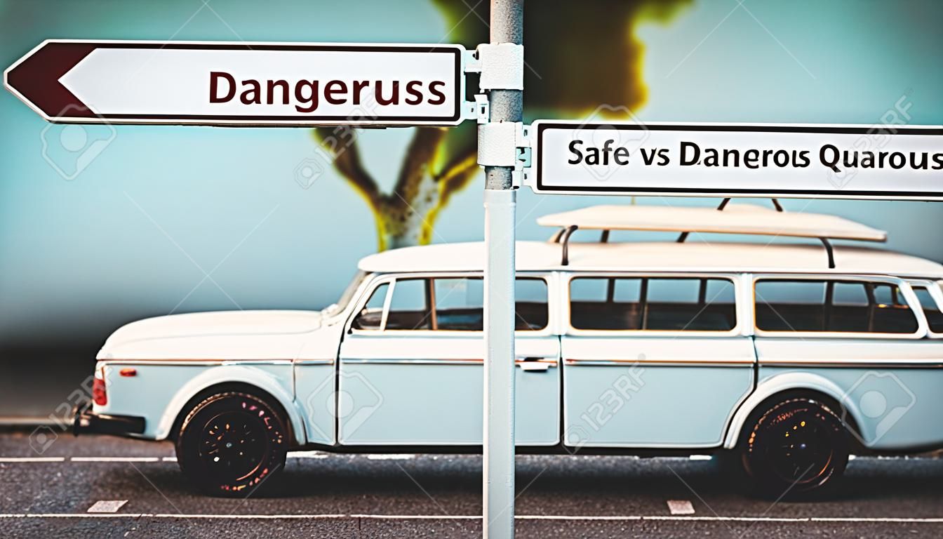 Señal de calle la forma de dirección segura versus peligrosa