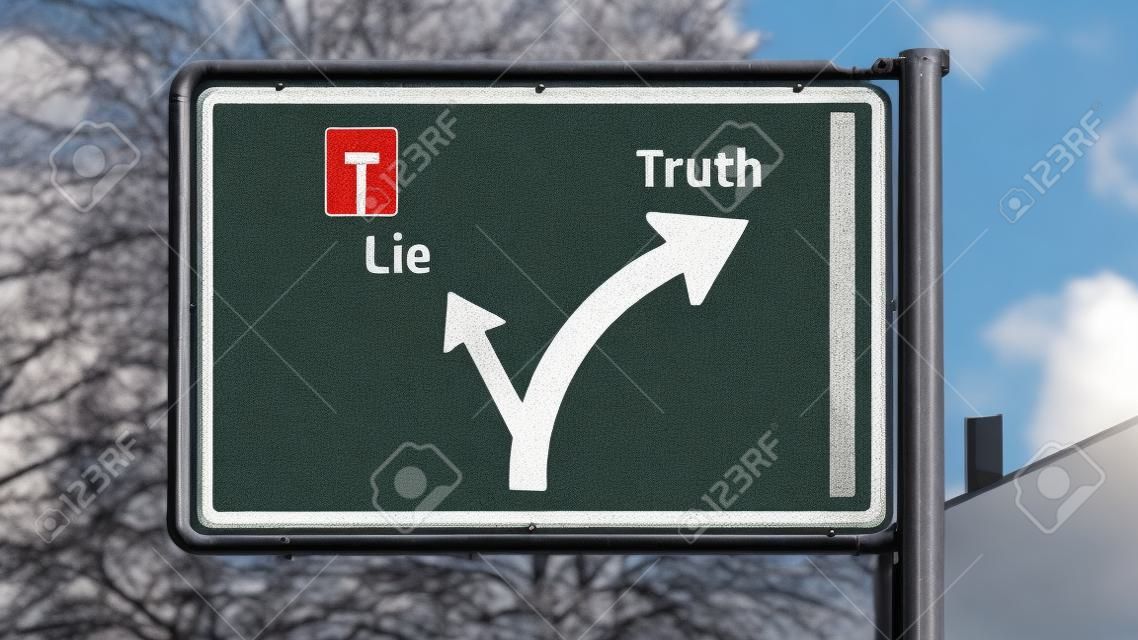 Znak drogowy wskazujący drogę do prawdy kontra kłamstwo