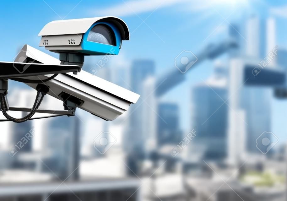 보안 CCTV 카메라 또는 감시 시스템과 흐린 배경에 건설 현장