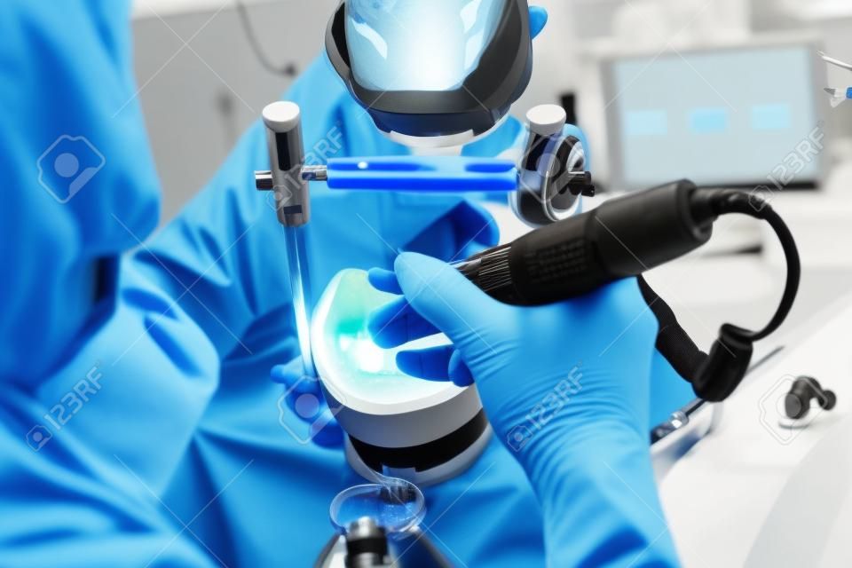 Tandtechnicus werken met articulator in tandheelkundig laboratorium