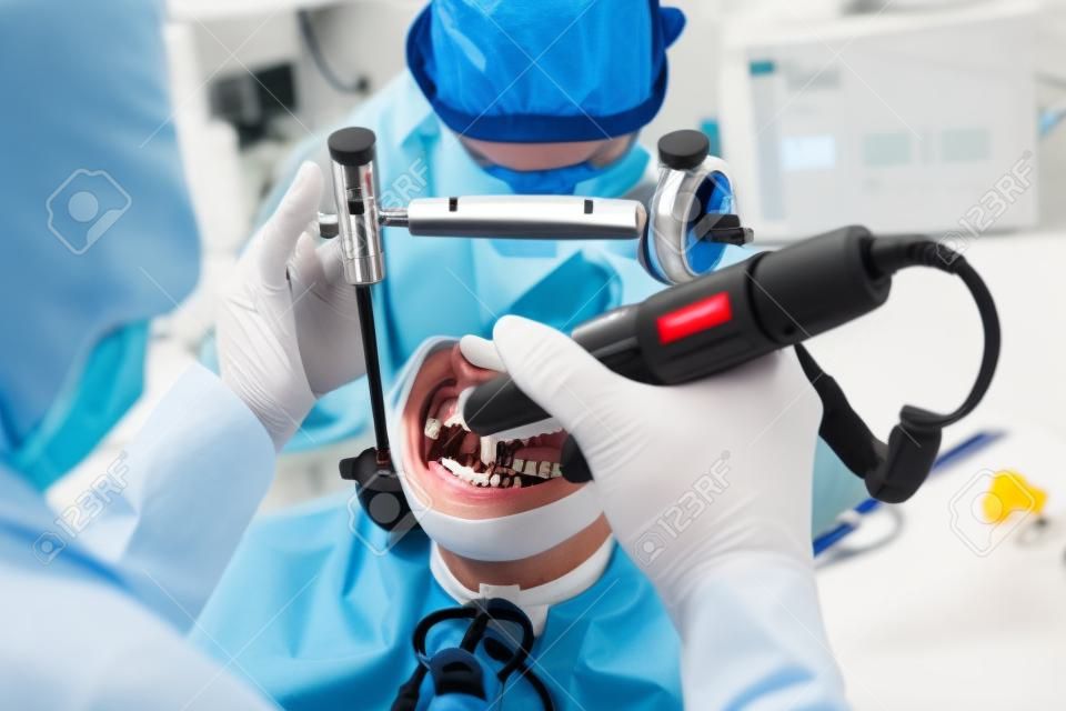 Técnico dental trabajando con articulador en el laboratorio dental