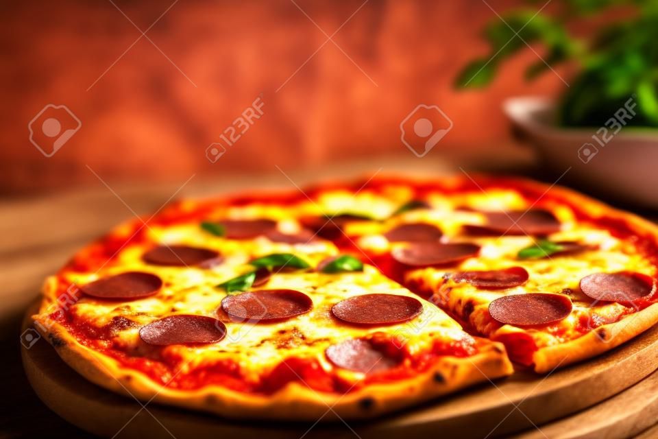 Peperoni-Pizza auf Holzhintergrund, italienisches Essen traditionell