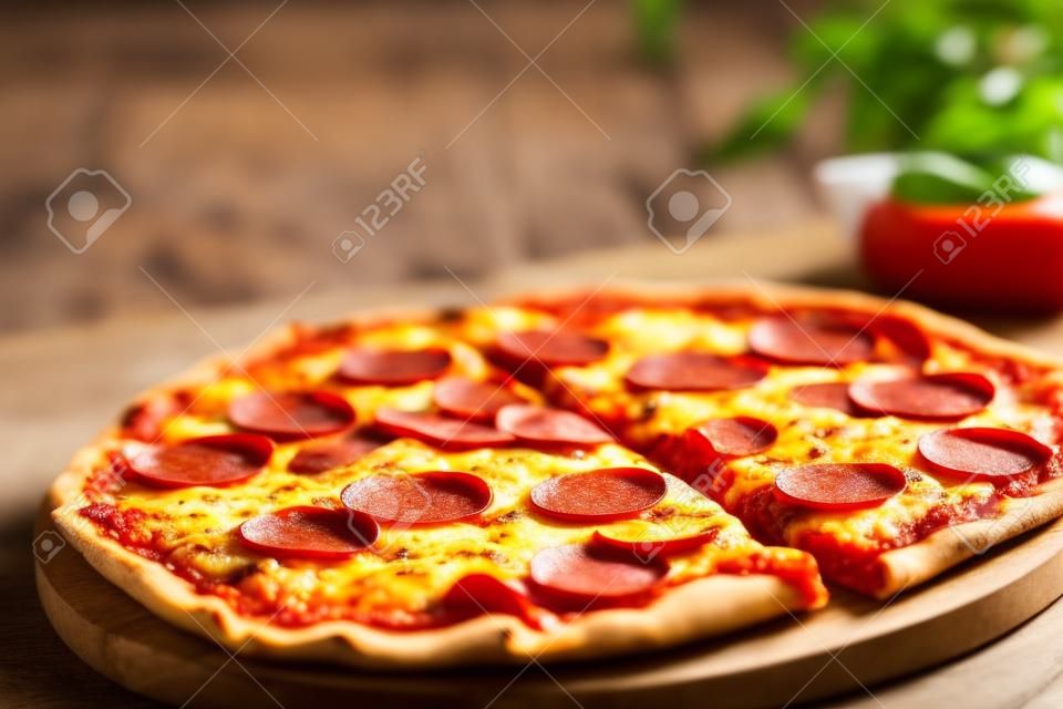 Peperoni-Pizza auf Holzhintergrund, italienisches Essen traditionell