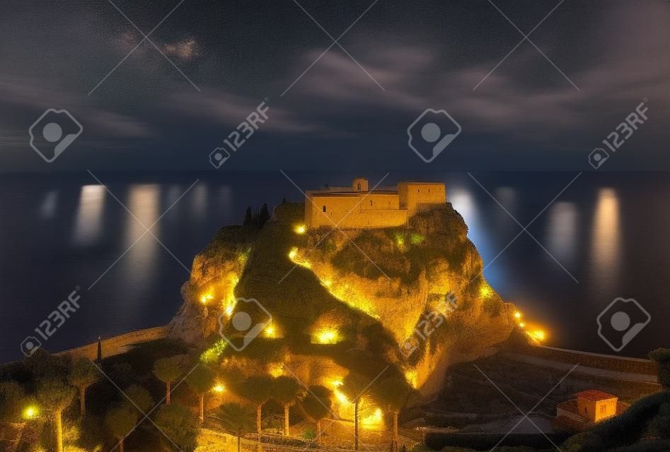 Vista noturna do Mosteiro de Santa Maria dellIsola na cidade de Tropea