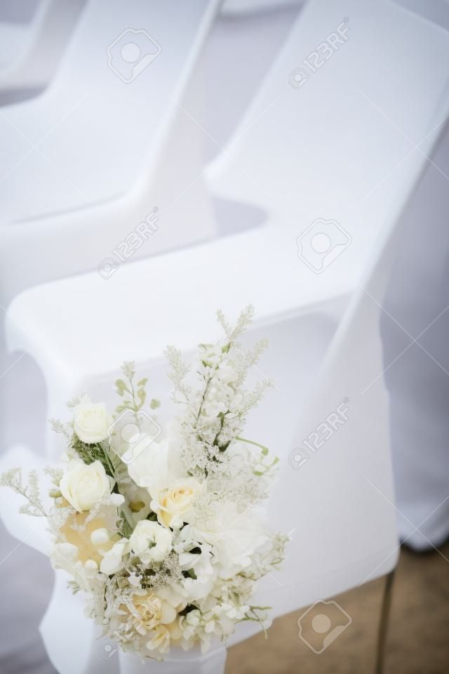 Sedia decorata con fiori durante la cerimonia di nozze