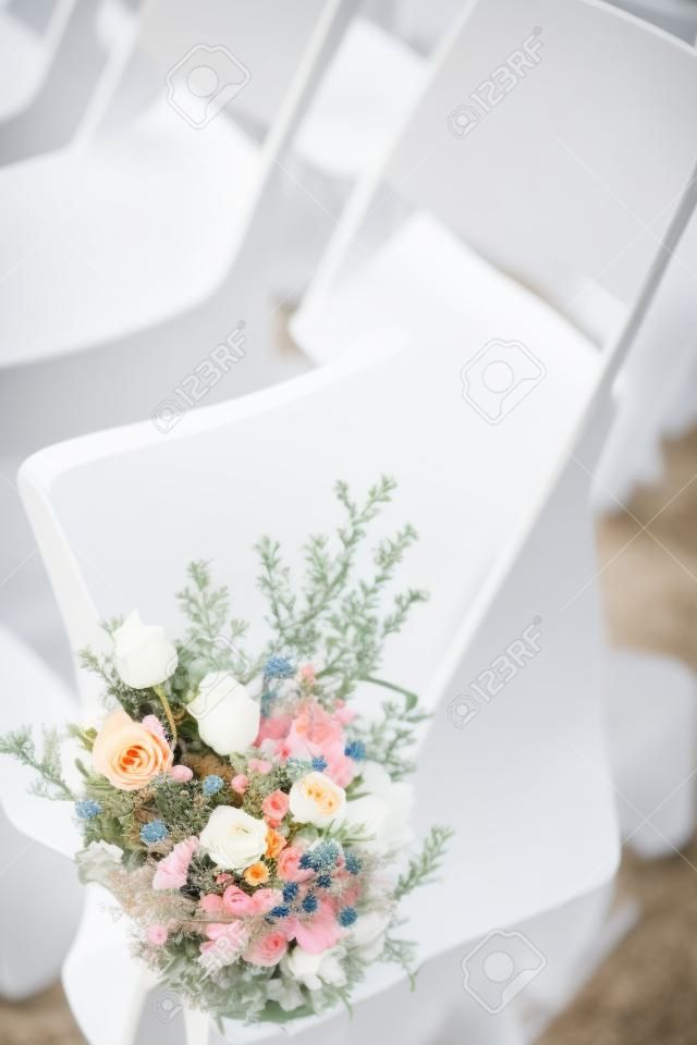 Sedia decorata con fiori durante la cerimonia di nozze