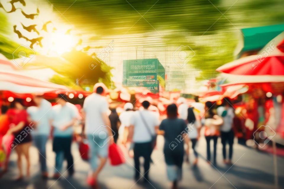 Abstrakte unscharfe Touristeneinkäufe auf dem Wochenendmarkt Chatuchak im Freien am sonnigen Tag Bangkok Thailand Hintergrund - Vintage-Filtereffekt