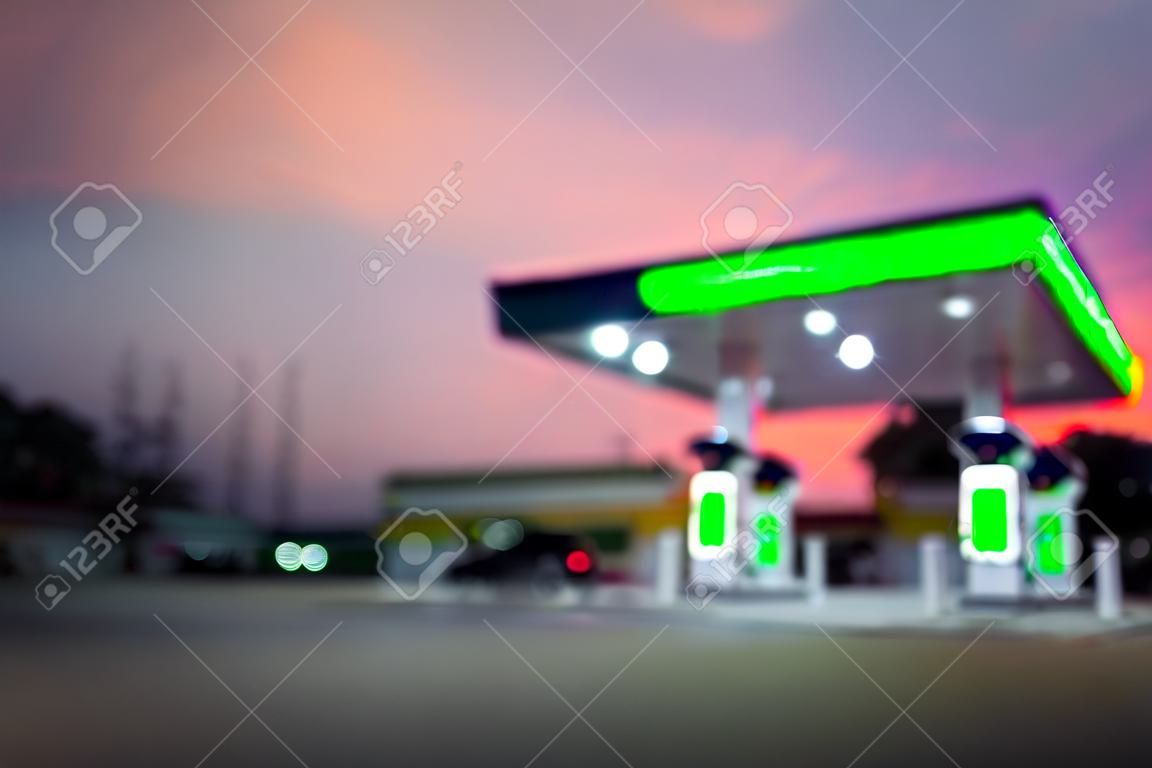 Station-service essence flou abstrait sur fond de crépuscule du soir