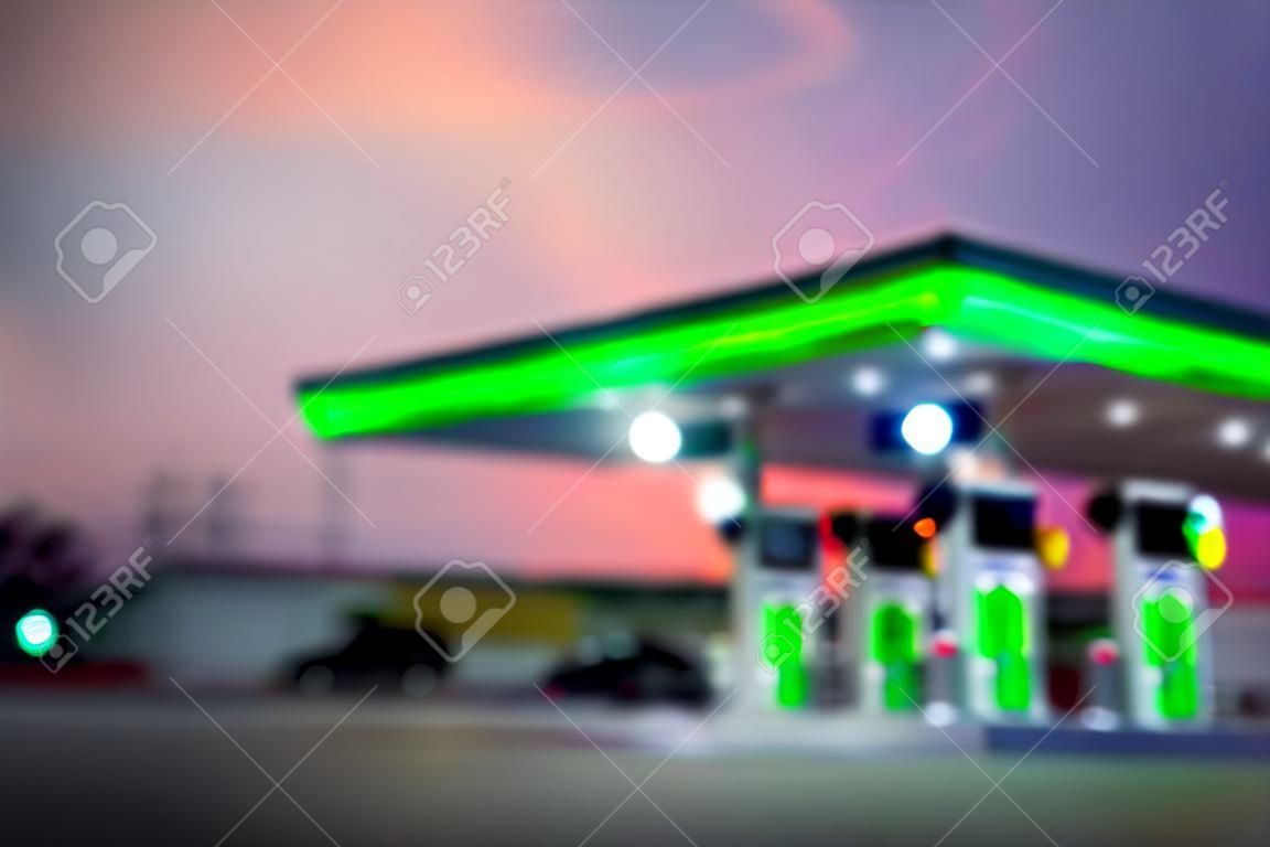 Station-service essence flou abstrait sur fond de crépuscule du soir