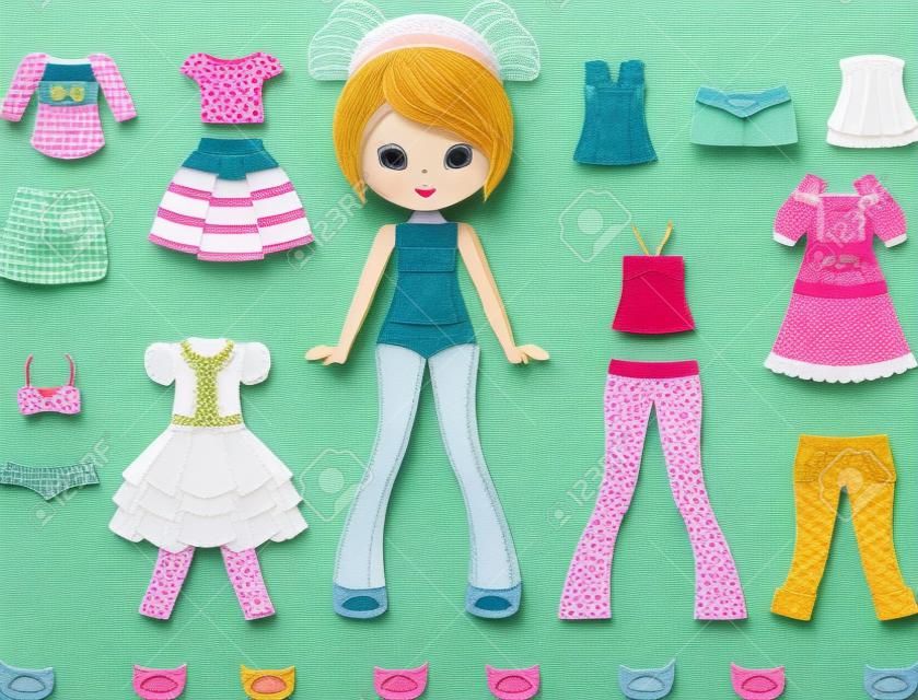 Muñeca de papel con conjunto de ropa.