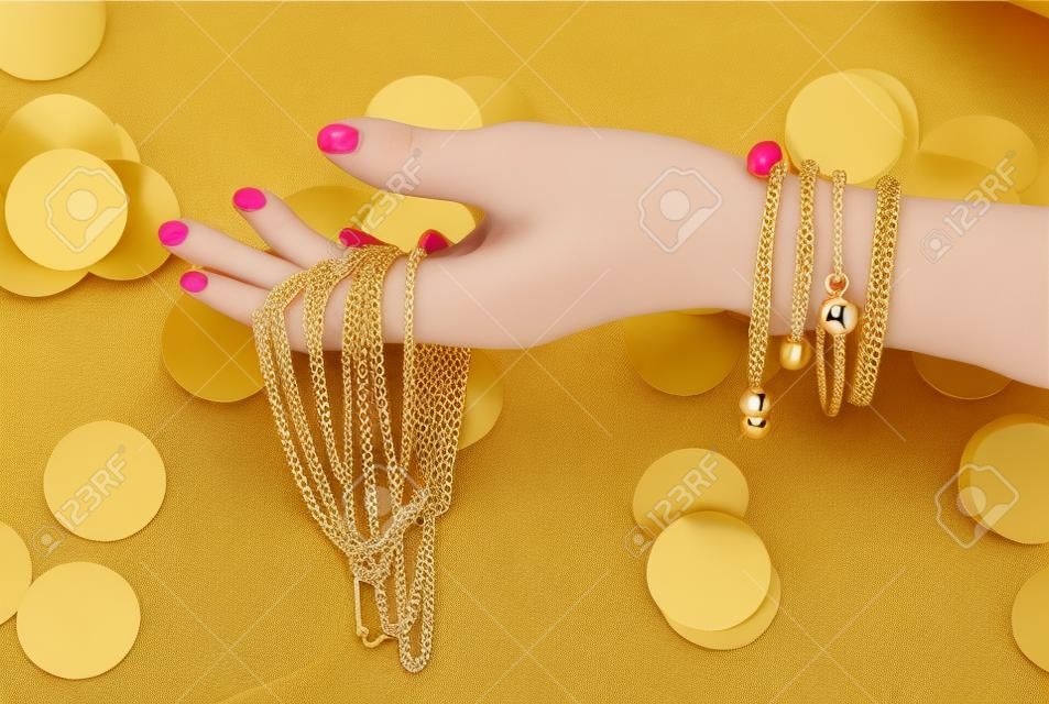 mulher mão segurar pulseira de ouro e colar jóias