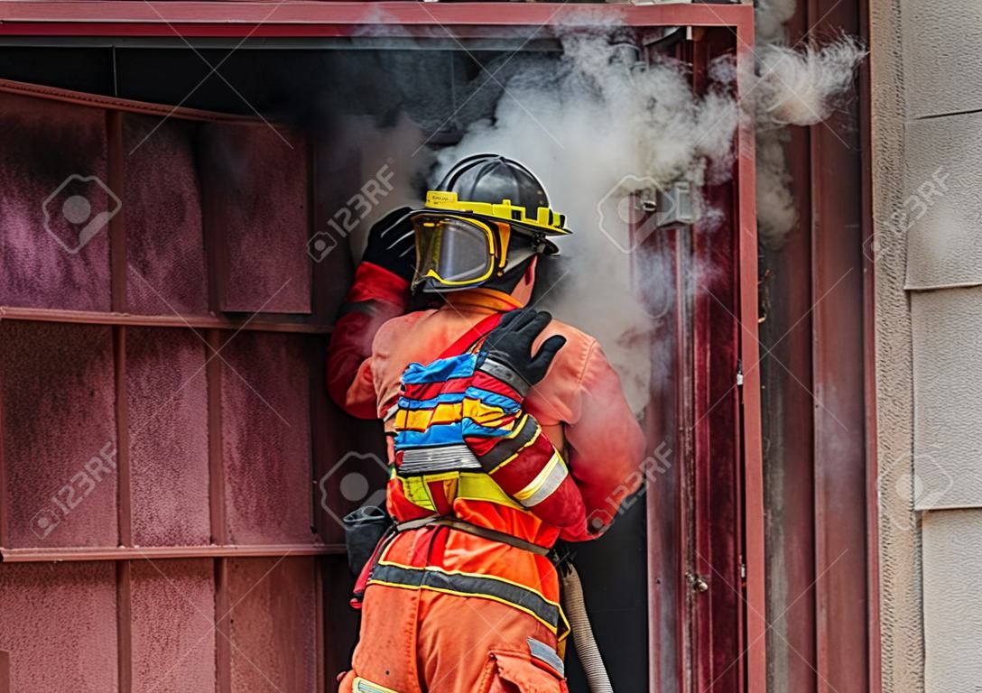 Formation de secours en cas d'incendie, les pompiers sauvent le garçon de l'endroit brûlé