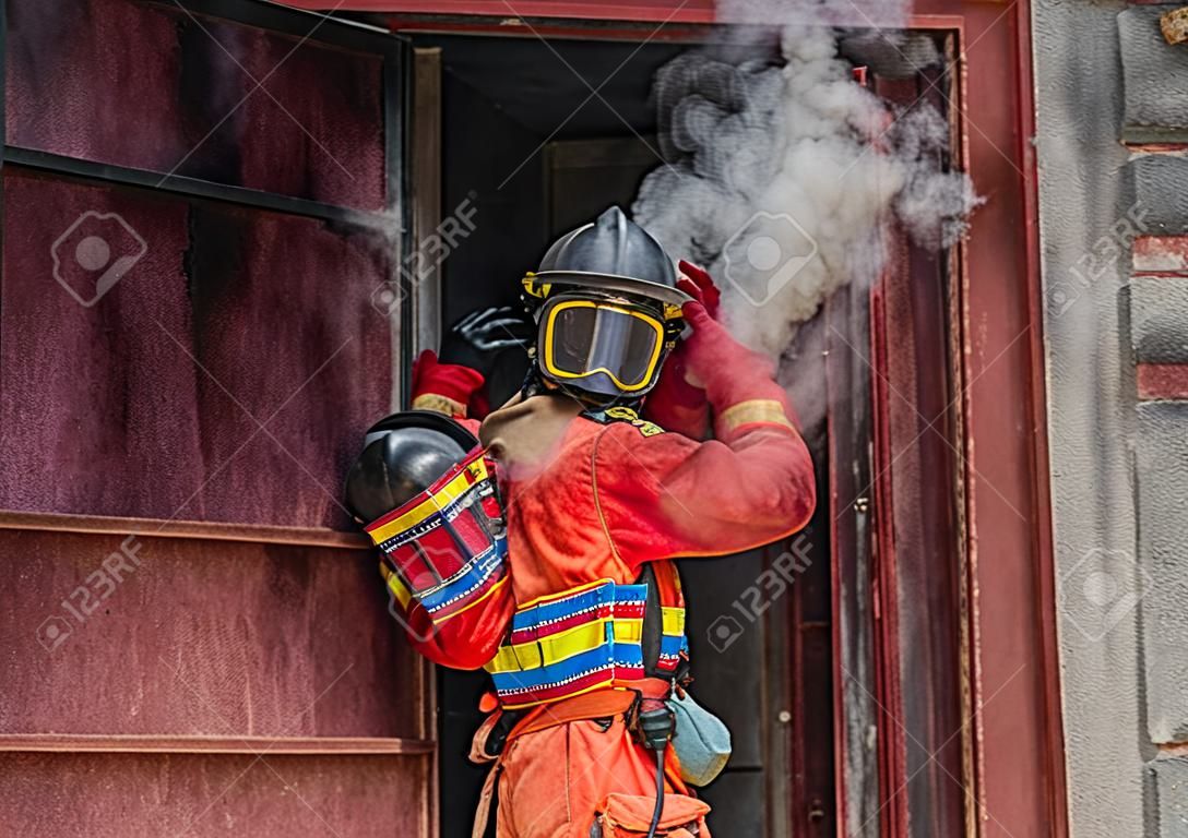 Formation de secours en cas d'incendie, les pompiers sauvent le garçon de l'endroit brûlé