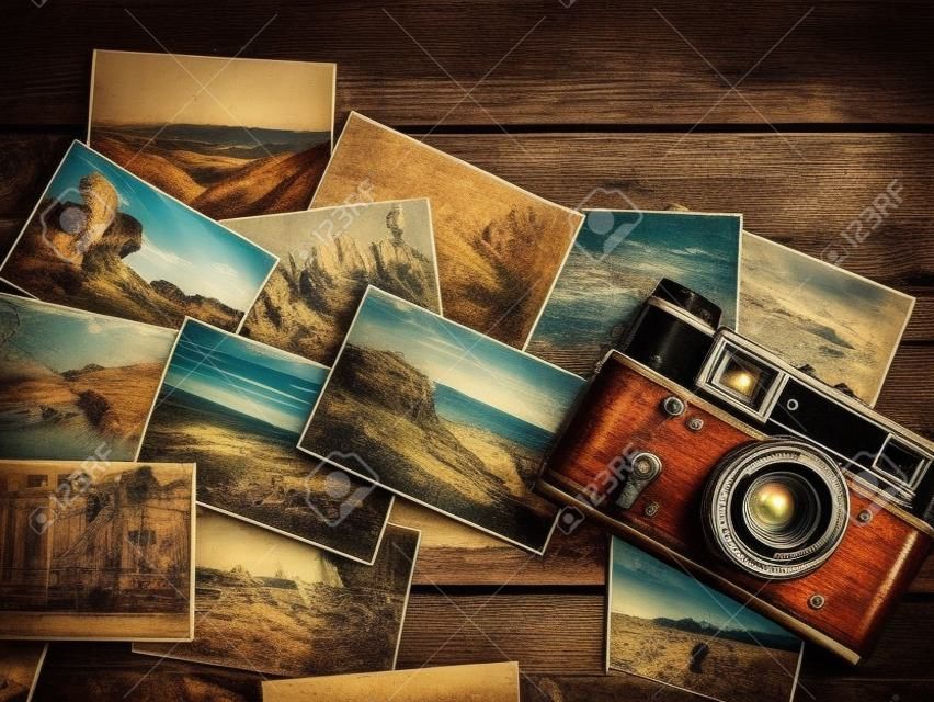 câmera vintage velha e fotos em um fundo de madeira