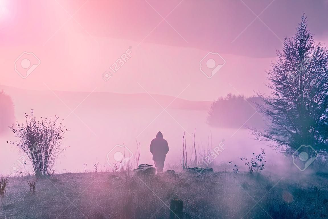 Samotny człowiek w porannej mgle Krajobrazowego kompozycji